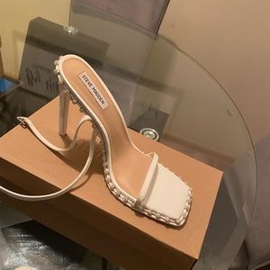 AUTHENTIC STEVE MADDEN Zelle White Heels